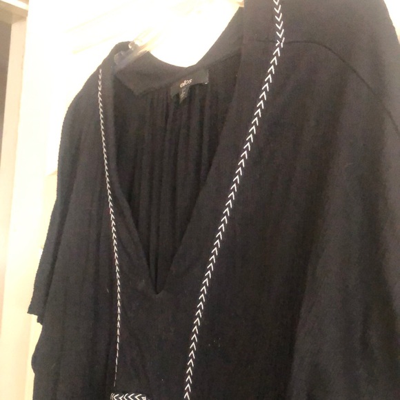 ellos Tops - Make An Offer Ellos black gauze short sleeve 🔝 top